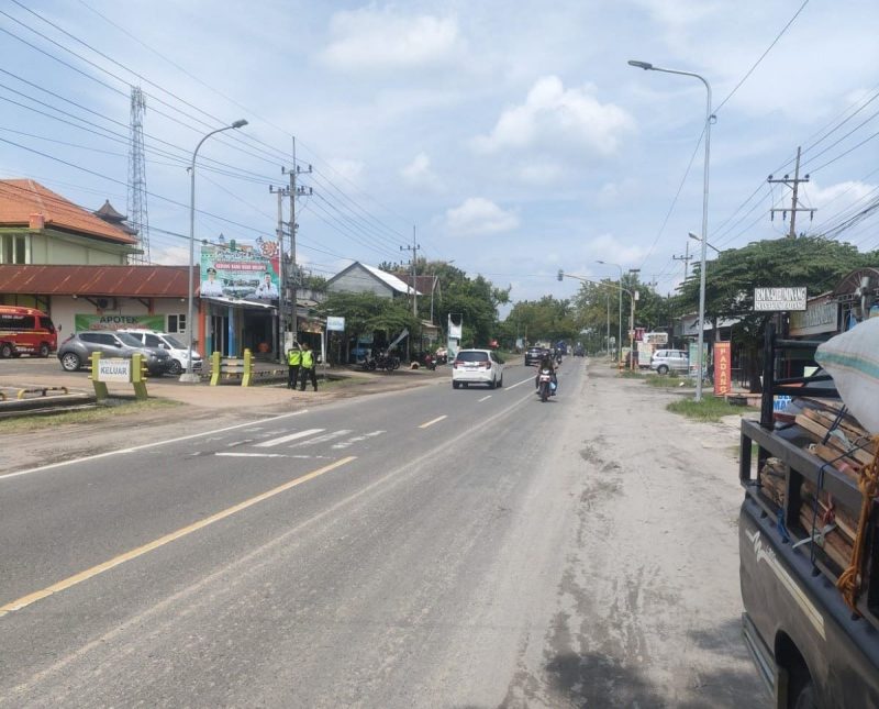 Suasana lokasi kejadian kecelakaan lalu lintas yang mengakibatkan dua korban meninggal dunia di jalan raya Madiun - Ponorogo. Lokasi tepatnya di depan Rumah Sakit Dolopo, Kabupaten Madiun, Rabu (24/4/2024). Foto: Ist