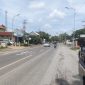 Suasana lokasi kejadian kecelakaan lalu lintas yang mengakibatkan dua korban meninggal dunia di jalan raya Madiun - Ponorogo. Lokasi tepatnya di depan Rumah Sakit Dolopo, Kabupaten Madiun, Rabu (24/4/2024). Foto: Ist