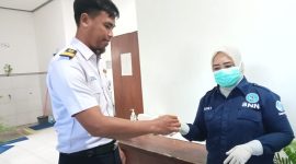 Petugas PT KAI Daop 7 Madiun melakukan tes narkoba. Foto: Ist