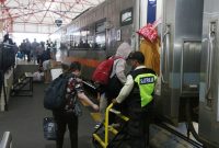 Suasana di Stasiun Madiun saat libur panjang Hari Raya Waisak. Foto: Ist