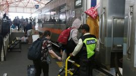 Suasana di Stasiun Madiun saat libur panjang Hari Raya Waisak. Foto: Ist