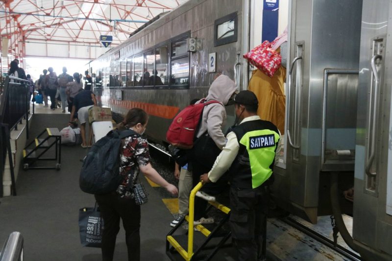 Suasana di Stasiun Madiun saat libur panjang Hari Raya Waisak. Foto: Ist