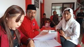 Ghina Rabbata Wasisto (kanan) saat menyerahkan kembali berkas pendaftaran Bacabup-Bacawabup Madiun di DPC PDI Perjuangan Kota Madiun, Kamis (9/5/2024). Foto: Neumedia.id/Bormanto