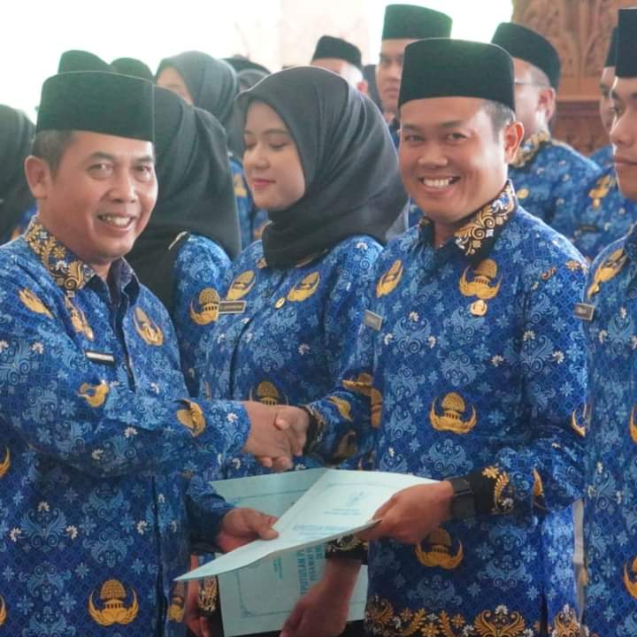 Pj Bupati Madiun Tontro Pahlawanto (kiri) saat memberikan SK pengangkatan ASN di Pendopo Ronggo Djumeno, Caruban, Kabupaten Madiun, Jumat (17/5/2024). Foto: Neumedia.id/Bormanto