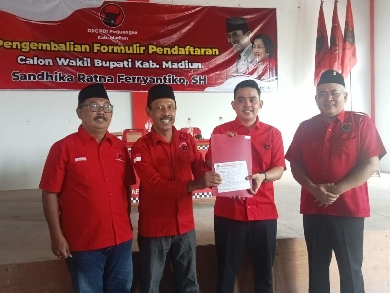 Ketua BMI Kabupaten Madiun Shandika Ratna Ferryantiko (dua dari kanan) dan jajaran pengurus DPC PDIP Kabupaten Madiun menunjukkan berkas pendaftaran kandidat Bacawabup Madiun, Sabtu (18/5/2024). Foto: Neumedia.id/Bormanto  