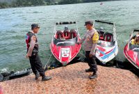 Petugas kepolisian mengecek kondisi speedboat yang mengalami kecelakaan di Telaga Sarangan, Kabupaten Magetan, Minggu (19/5/2025). Foto: Ist