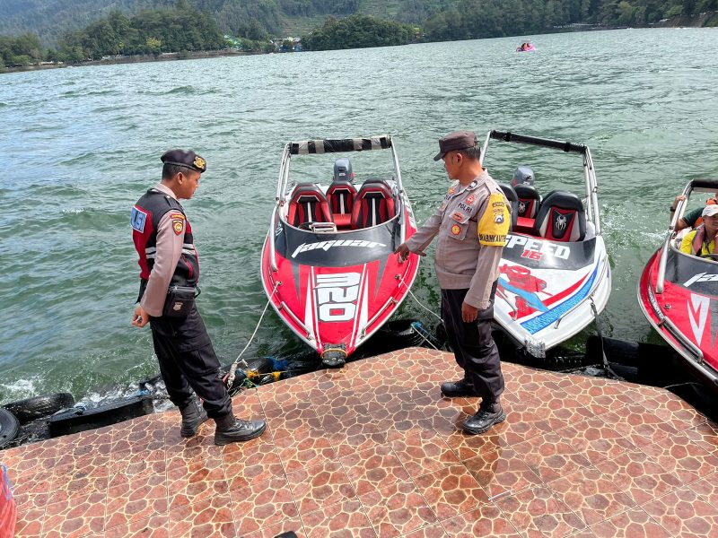 Petugas kepolisian mengecek kondisi speedboat yang mengalami kecelakaan di Telaga Sarangan, Kabupaten Magetan, Minggu (19/5/2025). Foto: Ist