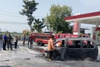 Satu unit mobil Daihatsu Espaas menjadi bangkai setelah terbakar di SPBU Jomblang, Kabupaten Magetan, Senin (20/5/2024) pagi. Foto: Ist