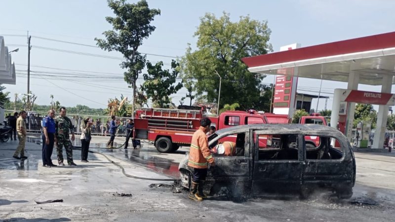 Satu unit mobil Daihatsu Espaas menjadi bangkai setelah terbakar di SPBU Jomblang, Kabupaten Magetan, Senin (20/5/2024) pagi. Foto: Ist