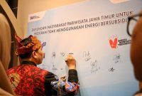 Penandatangan komitmen bersama para pelaku usaha pariwisata Jawa Timur untuk tidak lagi menggunakan energi bersubsidi pada pembukaan event Bursa Pariwisata Jatim di Grand City Surabaya, Kamis (23/2/2024). 