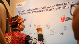 Penandatangan komitmen bersama para pelaku usaha pariwisata Jawa Timur untuk tidak lagi menggunakan energi bersubsidi pada pembukaan event Bursa Pariwisata Jatim di Grand City Surabaya, Kamis (23/2/2024). 