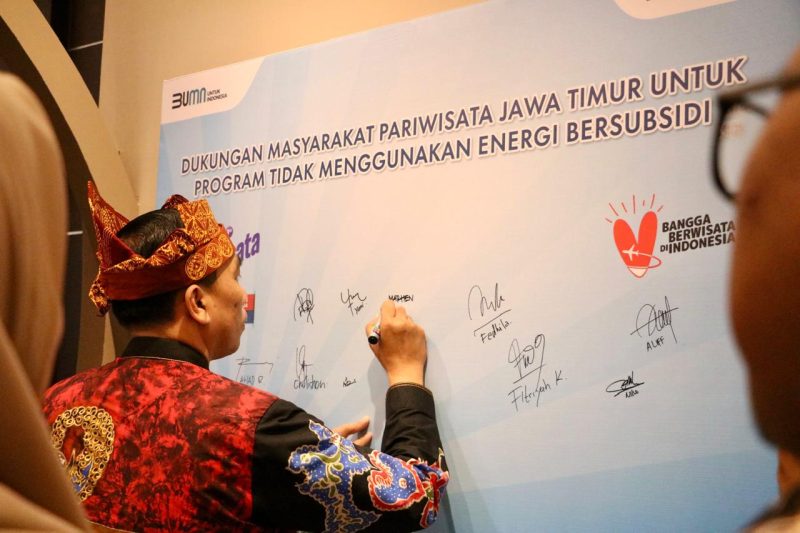 Penandatangan komitmen bersama para pelaku usaha pariwisata Jawa Timur untuk tidak lagi menggunakan energi bersubsidi pada pembukaan event Bursa Pariwisata Jatim di Grand City Surabaya, Kamis (23/2/2024). 