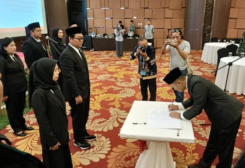 Pelatintikan dan pengambilan sumpah Panwascam se-Kota Madiun yang berlangsung di Aston Hotel, Kota Madiun, Jumat (24/5/2024). Foto: Neumedia.id/Bormanto