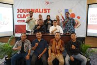 Jurnalis Neumedia.id, Bormanto (kanan-bawah) saat berfoto bersama sejumlah peserta Jurnalis Class yang digelar oleh OJK Kediri, Selasa-Rabu kemarin. Foto: Ist