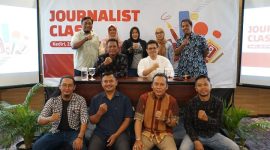 Jurnalis Neumedia.id, Bormanto (kanan-bawah) saat berfoto bersama sejumlah peserta Jurnalis Class yang digelar oleh OJK Kediri, Selasa-Rabu kemarin. Foto: Ist