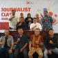 Jurnalis Neumedia.id, Bormanto (kanan-bawah) saat berfoto bersama sejumlah peserta Jurnalis Class yang digelar oleh OJK Kediri, Selasa-Rabu kemarin. Foto: Ist