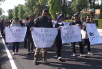 Sejumlah jurnalis dari sejumlah organisasi di Ngawi melakukan aksi jalan mundur sebagai bentuk penolakan terhadap RUU Penyiaran yang tengah dibahas DPR RI, Jumat (31/5/2024). Foto: Ist