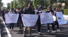 Sejumlah jurnalis dari sejumlah organisasi di Ngawi melakukan aksi jalan mundur sebagai bentuk penolakan terhadap RUU Penyiaran yang tengah dibahas DPR RI, Jumat (31/5/2024). Foto: Ist