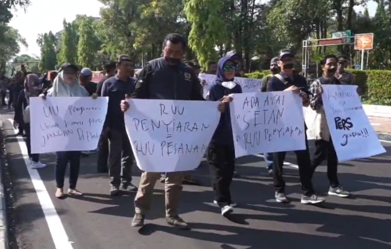 Sejumlah jurnalis dari sejumlah organisasi di Ngawi melakukan aksi jalan mundur sebagai bentuk penolakan terhadap RUU Penyiaran yang tengah dibahas DPR RI, Jumat (31/5/2024). Foto: Ist