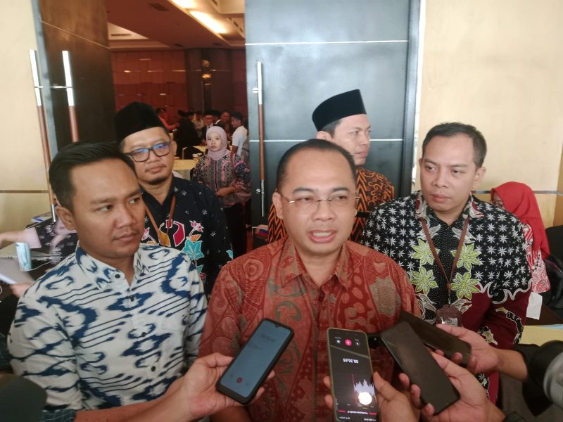 Penjabat (Pj) Wali Kota Madiun Eddy Supriyanto saat memberikan keterangan kepada sejumlah jurnalis usai usai menghadiri pelantikan Pengawas Kelurahan se-Kota Madiun di Hotel Aston, Minggu (2/6/2024). Foto: Neumedia.id/Bormanto