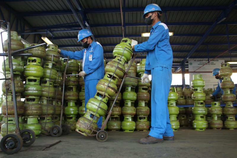 Petugas SPBE sedang menyiapkan elpiji untuk didistribusikan ke agen. Foto: Pertamina Patra Niaga Jatimbalinus