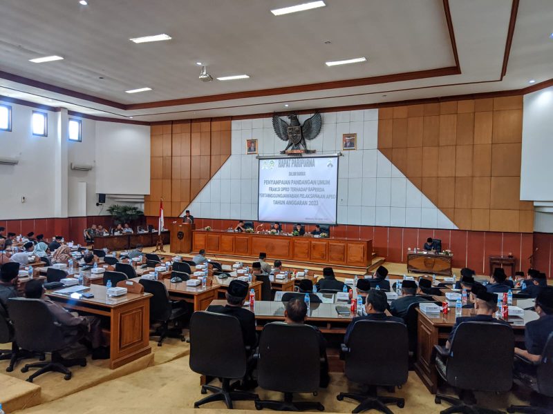 Rapat paripurna DPRD Kabupaten Madiun  yang membahas pelaksanaan APBD 2023, Senin (10/6/2024). Foto: Neumedia.id/Bormanto