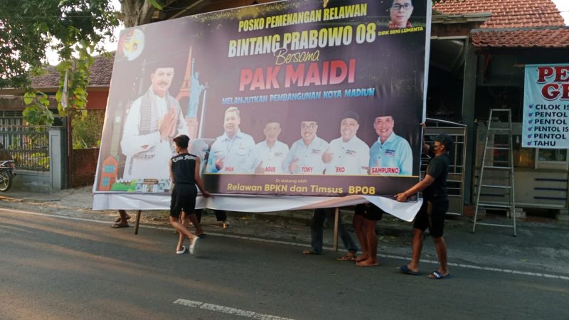 Relawan Petir menurunkan alat peraga dukungan kepada Bacawali Madiun Madiun, Rabu (19/6/2024). Foto: Neumedia.id/Bormanto