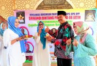 Bakal calon Wali Kota Madiun petahanan Maidi (dua dari kanan) menerima tumpeng nasi kuning sebagai bentuk dukungan dari Srikandi Bintang Prabowo 08, Sabtu (22/6/2024). Foto: Ist