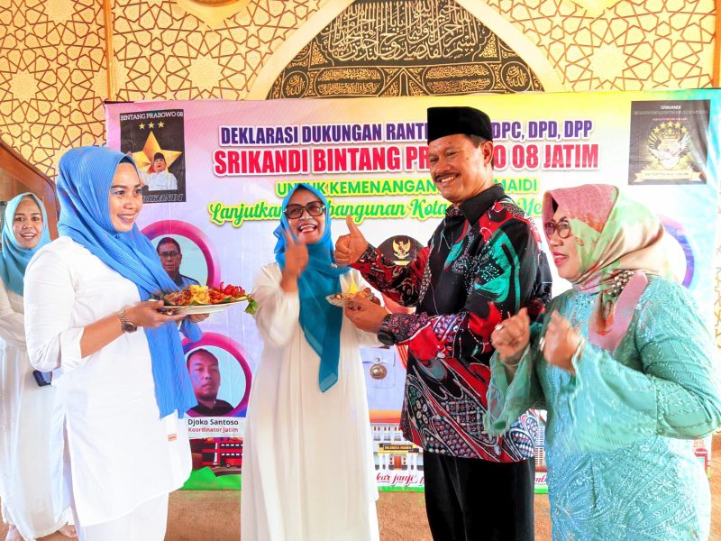 Bakal calon Wali Kota Madiun petahanan Maidi (dua dari kanan) menerima tumpeng nasi kuning sebagai bentuk dukungan dari Srikandi Bintang Prabowo 08, Sabtu (22/6/2024). Foto: Ist