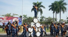 Penampilan Marching Band SMAN 3 Taruna Angkasa Madiun di halaman Bakorwil Madiun.