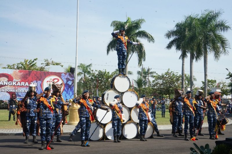 Penampilan Marching Band SMAN 3 Taruna Angkasa Madiun di halaman Bakorwil Madiun.