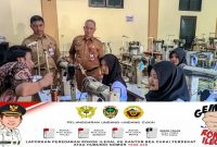 Pelatihan membuat sepatu yang digelar Disnakerin Kabupaten Madiun di balai Desa Ngampel, Kecamatan Mejayan, Selasa (6/8/2024).