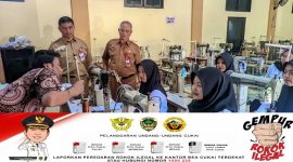 Pelatihan membuat sepatu yang digelar Disnakerin Kabupaten Madiun di balai Desa Ngampel, Kecamatan Mejayan, Selasa (6/8/2024).