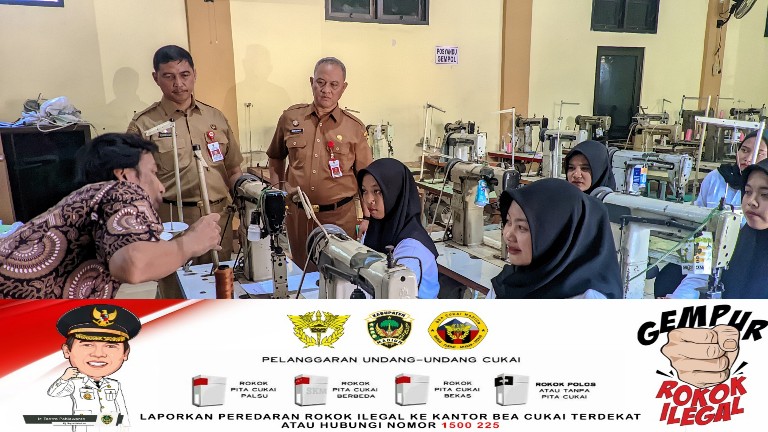 Pelatihan membuat sepatu yang digelar Disnakerin Kabupaten Madiun di balai Desa Ngampel, Kecamatan Mejayan, Selasa (6/8/2024).