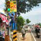 Dikeluhkan menutupi traffic light, Dishub Kabupaten Madiun pindahkan plang pos polisi di pertigaan Sekelip, Kamis (8/8/2024).