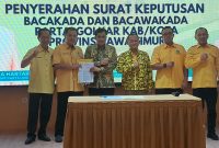 Penyerahan Surat Keputusan (SK) dari DPP Partai Golkar kepada Bonie Laksmana dan Bagus Rizki Dinarwan di kantor DPD Golkar Jawa Timur, Surabaya, Minggu malam (4/8/2028). Foto : Istimewa