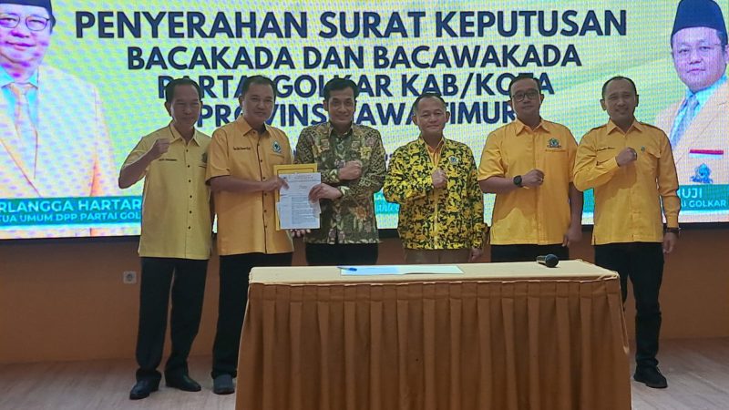 Penyerahan Surat Keputusan (SK) dari DPP Partai Golkar kepada Bonie Laksmana dan Bagus Rizki Dinarwan di kantor DPD Golkar Jawa Timur, Surabaya, Minggu malam (4/8/2028). Foto : Istimewa