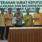 Penyerahan Surat Keputusan (SK) dari DPP Partai Golkar kepada Bonie Laksmana dan Bagus Rizki Dinarwan di kantor DPD Golkar Jawa Timur, Surabaya, Minggu malam (4/8/2028). Foto : Istimewa