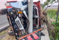 Kondisi truk tebu yang menabrak tiang listrik di jalan raya Surabaya-Madiun, Kabupaten Madiun, Senin (5/8/2024).