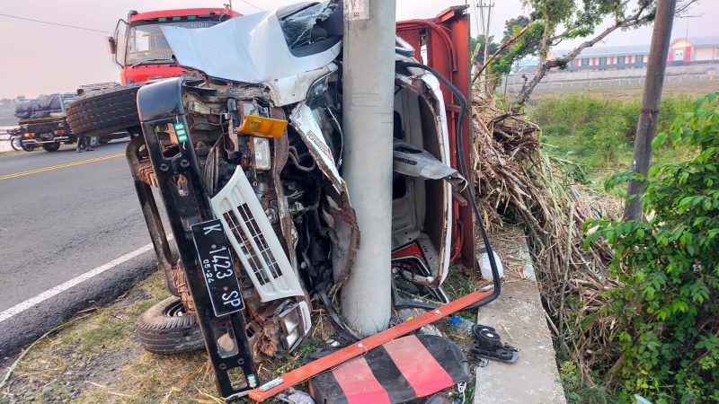 Kondisi truk tebu yang menabrak tiang listrik di jalan raya Surabaya-Madiun, Kabupaten Madiun, Senin (5/8/2024).