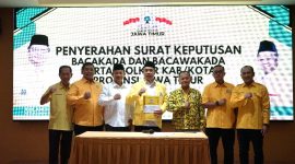 Ketua DPD Partai Golkar Jatim, Mohammad Sarmudi, menyerahkan surat keputusan rekomendasi di Surabaya pada Minggu, 4 Agustus 2024.