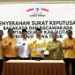 Ketua DPD Partai Golkar Jatim, Mohammad Sarmudi, menyerahkan surat keputusan rekomendasi di Surabaya pada Minggu, 4 Agustus 2024.