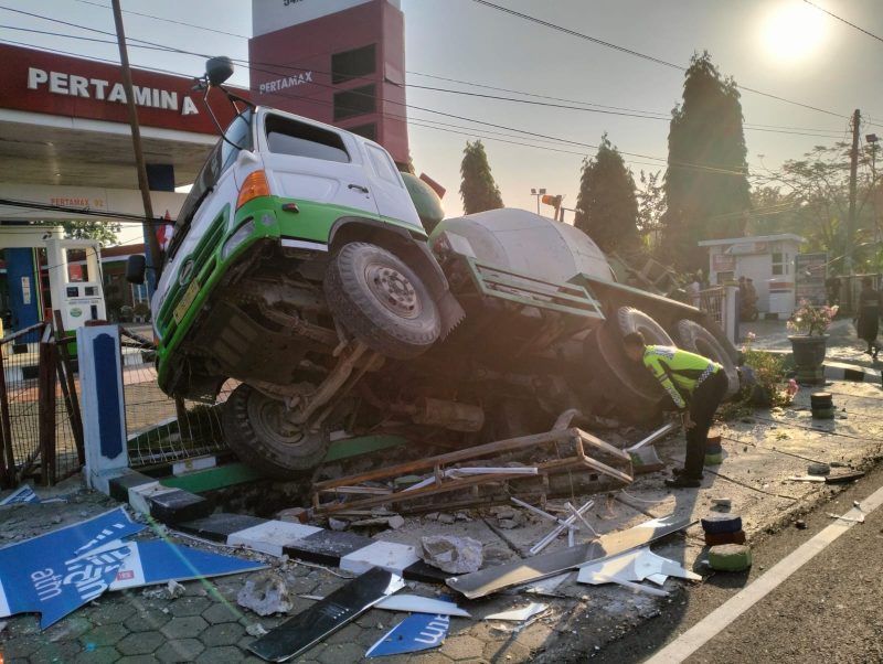 Pagar SPBU Dungus, Kecamatan Wungu, Kabupaten Madiun rusak parah usai ditabrak truk molen, Kamis (15/8/2024) sore.