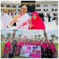 Foto Atas : Mantan Bupati Ngawi Budi Sulistyono dan istri saat Umrah bersama Ladima Tour Travel. 

Foto Bawah : Jemaah Ladima Tour Travel berfoto bersama.