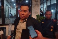 Ketua KPU Kabupaten Madiun, Nur Anwar, memberikan keterangan kepada awak media usai sosialisasi di Pondok Jati, Senin (26/8/2024) malam.