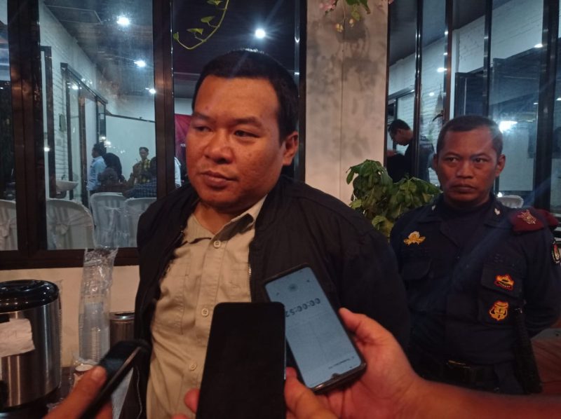 Ketua KPU Kabupaten Madiun, Nur Anwar, memberikan keterangan kepada awak media usai sosialisasi di Pondok Jati, Senin (26/8/2024) malam.