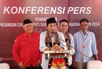 Pasangan Ahmad Dawami dan Sandhika Ratna Ferryantiko (MADIUN MENYALA) dalam konferensi pers usai daftar Cabup-Cawabup di KPU Kabupaten Madiun, Rabu (28/8/2024).