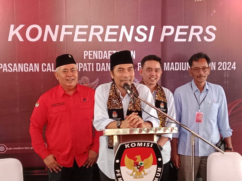 Pasangan Ahmad Dawami dan Sandhika Ratna Ferryantiko (MADIUN MENYALA) dalam konferensi pers usai daftar Cabup-Cawabup di KPU Kabupaten Madiun, Rabu (28/8/2024).