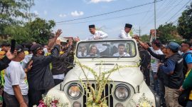 Naik Jeep, Paslon HARMONIS disambut gempita ribuan massa pendukung saat daftar di KPU Kabupaten Madiun, Rabu (28/8/2024) siang.