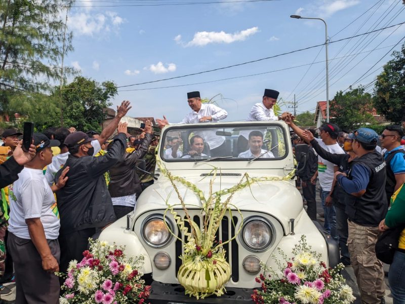 Naik Jeep, Paslon HARMONIS disambut gempita ribuan massa pendukung saat daftar di KPU Kabupaten Madiun, Rabu (28/8/2024) siang.